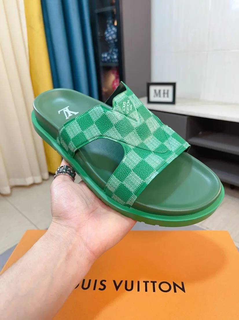 Men's shoes💰300🌹🌹【LV】Multi-color new men's slippers, original top-quality version, original special cowhide with pebbled embossing➕sheepskin on the inner and side, non-slip combination sole, more stable walking, more comfortable and lightweight, high-end and generous, size: 38~44